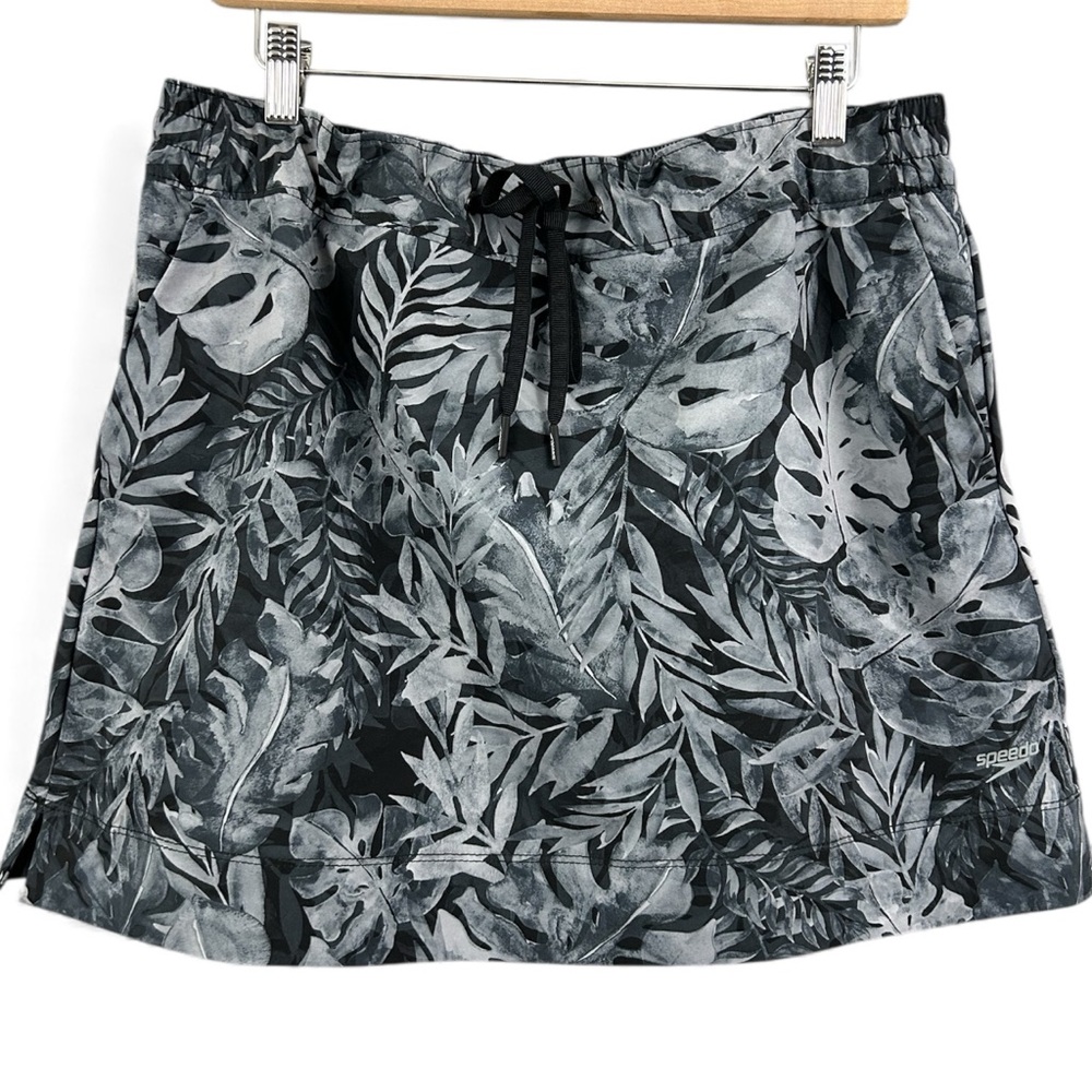 Speedo Monochrome Leaf Print Skort with Pockets Size Large